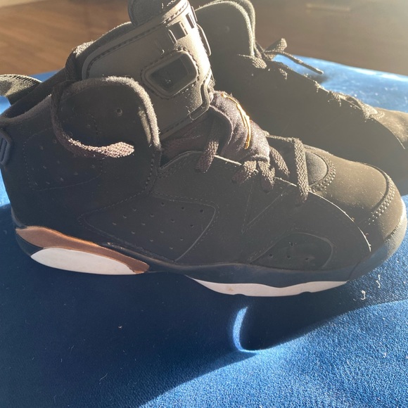 Air Jordan 6, Black & Gold, Boys Size 3Y - Picture 5 of 5